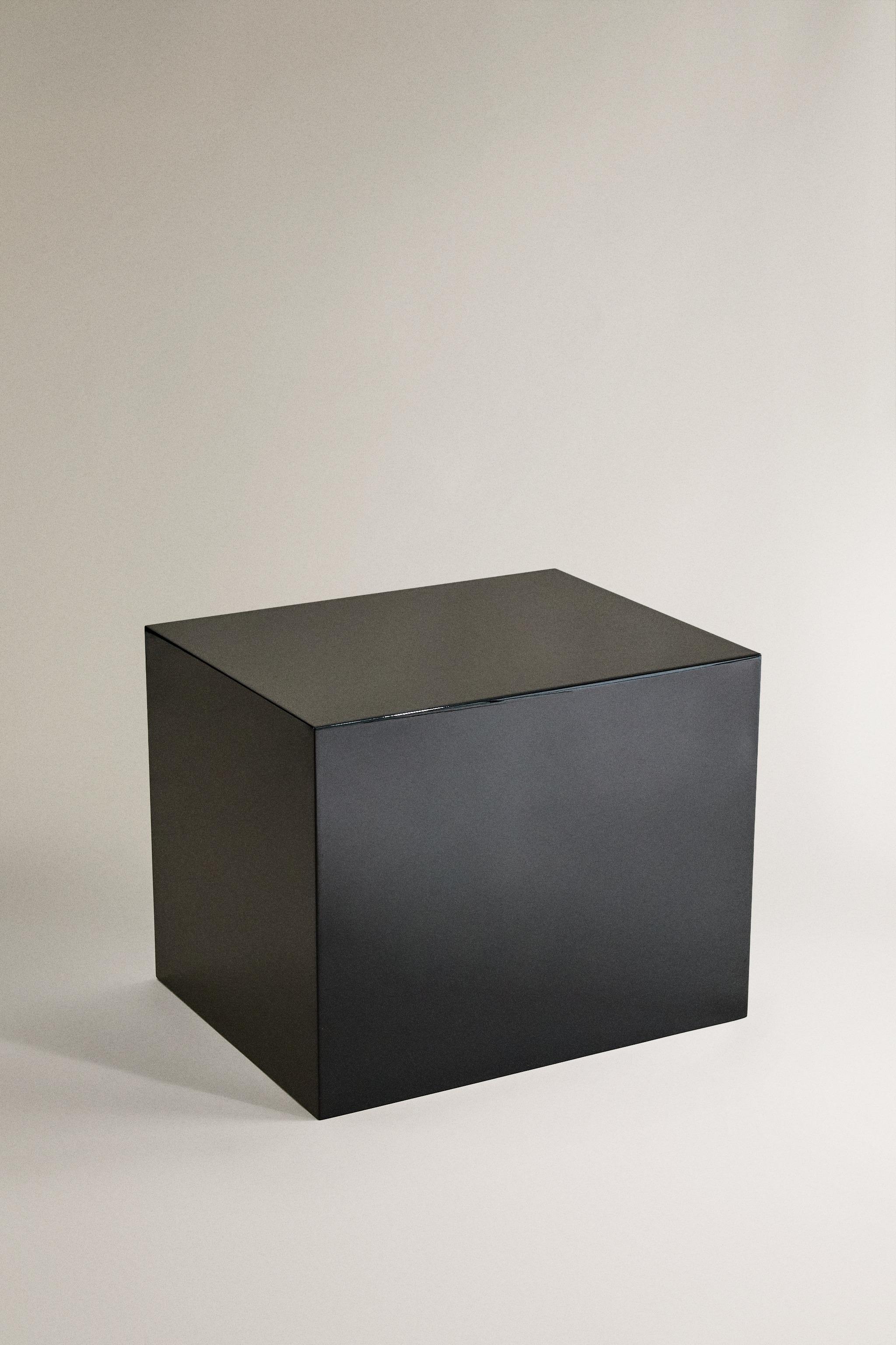 LACQUERED SIDE TABLE I COLIN KING